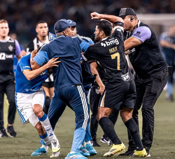 Golpiza en la Final del Campeonato Mineiro l X:HTE__Sports