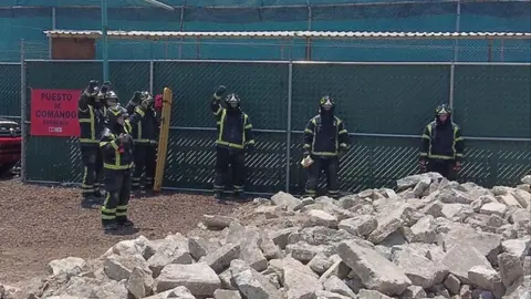 Rescatistas trabajan entre los restos del edificio colapsado en la alcaldía Cuauhtémoc./ Bomberos CDMX
