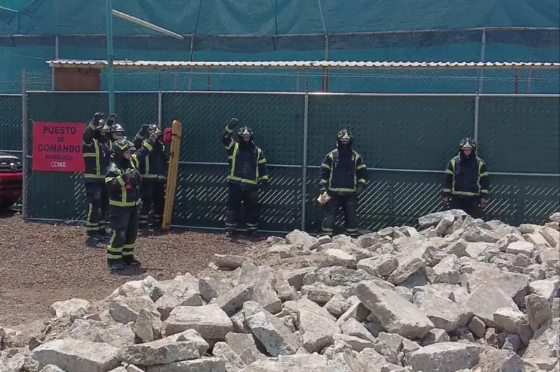 Rescatistas trabajan entre los restos del edificio colapsado en la alcaldía Cuauhtémoc./ Bomberos CDMX