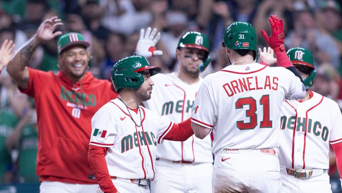 Julian Ornelas celebra durante el partido entre Brasil y México en el Clásico Mundial 2026 | MEXSPORT