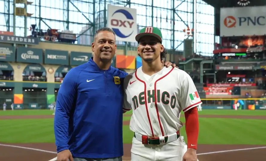 Allen Thomas, entrenador de fuerza y ​​acondicionamiento del equipo de Brasil, con Alek Thomas, jardinero de México | CAPTURA DE PANTALLA