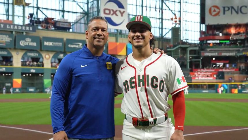 Allen Thomas, entrenador de fuerza y ​​acondicionamiento del equipo de Brasil, con Alek Thomas, jardinero de México | CAPTURA DE PANTALLA