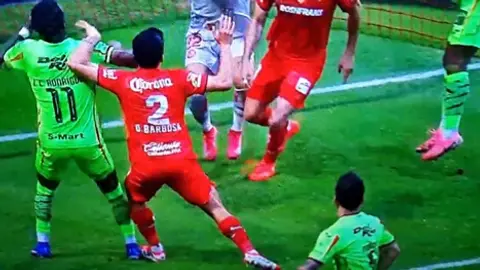 Jugada por pisotón que no se marcó l CAPTURA