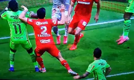 Jugada por pisotón que no se marcó l CAPTURA
