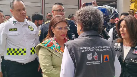 La jefa de gobierno Clara Brugada llegó hasta la zona para super visar los trabajos de rescate/X: @SGIRPC_CDMX