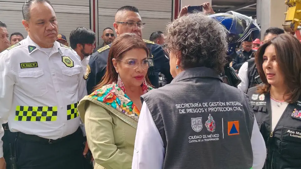 La jefa de gobierno Clara Brugada llegó hasta la zona para super visar los trabajos de rescate/X: @SGIRPC_CDMX