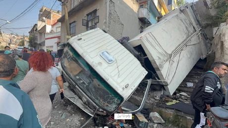 VIDEO: Camión de carga cae sobre casas en Naucalpan; mujer muere tras ser impactada