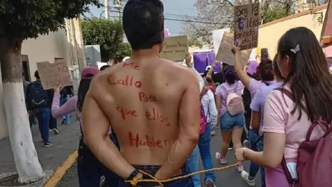 El hombre llamó la atención por salir junto a su novia y marchar en el 8M/X: @Diario_Supremo
