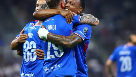 Willer Ditta felicita a Carlos Rotondi en el partido contra Monterrey en el Clausura 2026 de la Liga MX | IMAGO 7
