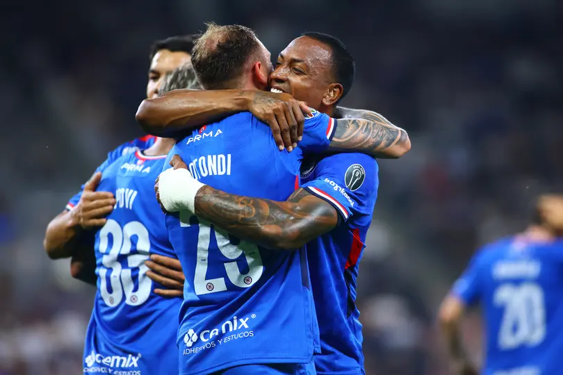 Willer Ditta felicita a Carlos Rotondi en el partido contra Monterrey en el Clausura 2026 de la Liga MX | IMAGO 7