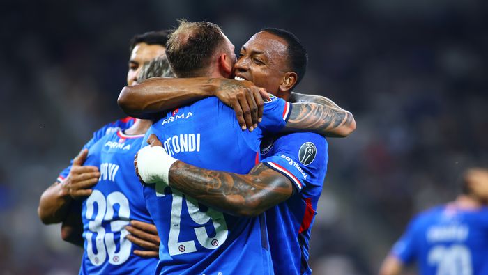 Willer Ditta felicita a Carlos Rotondi en el partido contra Monterrey en el Clausura 2026 de la Liga MX | IMAGO 7