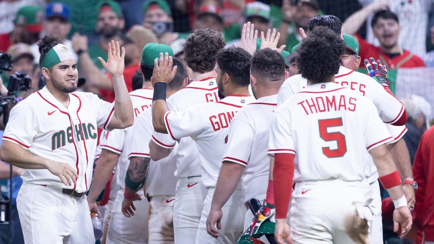 Jugadores de México celebran en el partido contra Brasil en el Clásico Mundial | MEXSPORT
