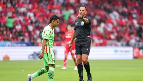 ¿Acuchillan al Bicampeón? Analistas arbitrales destacan una tarjeta roja no sancionada en Toluca vs Bravos