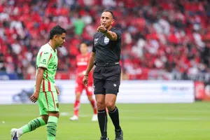 ¿Acuchillan al Bicampeón? Analistas arbitrales destacan una tarjeta roja no sancionada en Toluca vs Bravos