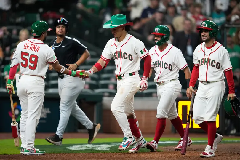 Jugadores mexicanos felicitan a Alek Thomas tras su jonrón ante Brasil | AP