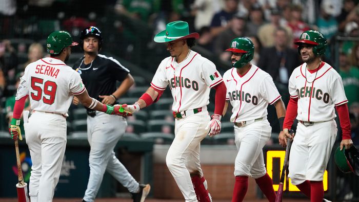 Jugadores mexicanos felicitan a Alek Thomas tras su jonrón ante Brasil | AP