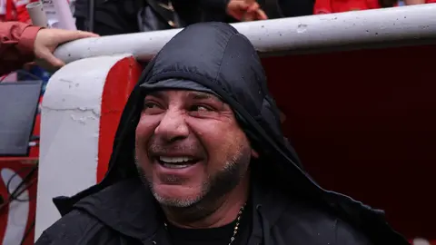 Canelo Angulo 'se mancha' con el Turco Mohamed durante el festejo de cumpleaños del DT