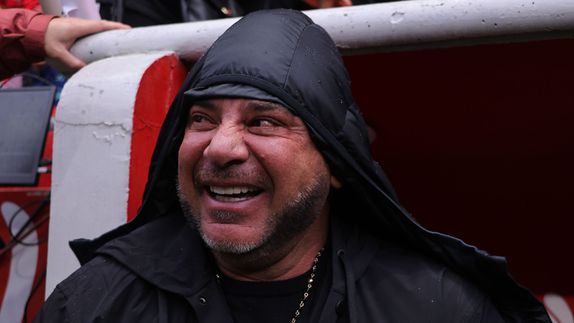 Canelo Angulo 'se mancha' con el Turco Mohamed durante el festejo de cumpleaños del DT