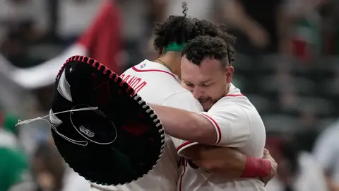 Abrazo entre Jonathan Aranda y Alejandro Kirk | AP