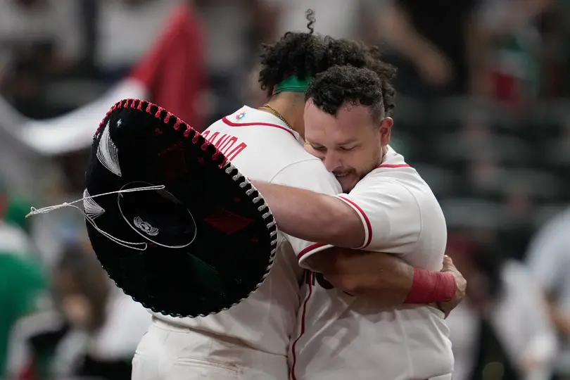 Abrazo entre Jonathan Aranda y Alejandro Kirk | AP