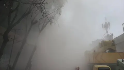 Cuerpos de emergencia acordonaron la zona mientras continúan las labores de rescate./ X:@JefeVulcanoCova