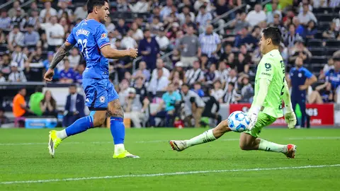 Gabriel 'Toro' Fernández se enfrenta a Luis Cárdenas en el Clausura 2026 de la Liga MX | IMAGO 7