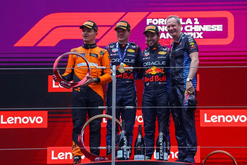 Checo Pérez con Verstappen y Norris en el podio del Gran Premio de China 2024 | RED BULL