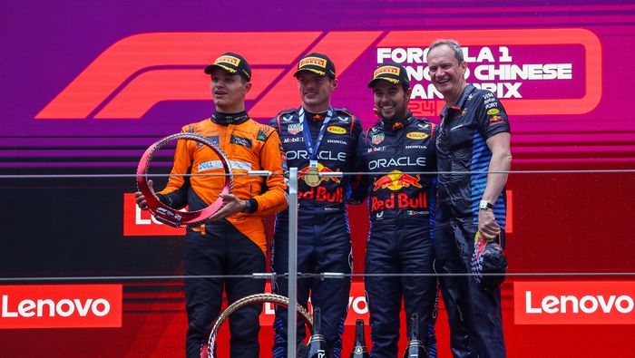 Checo Pérez con Verstappen y Norris en el podio del Gran Premio de China 2024 | RED BULL