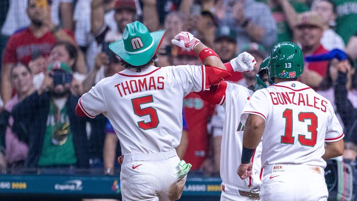 Thomas en celebración con la Novena mexicana en el Clásico Mundial | MEXSPORT