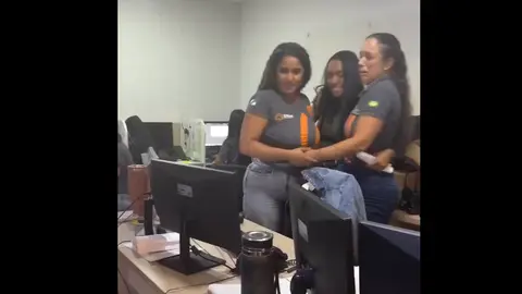 Las empleadas combinaban trabajo y estudio antes de recibir este apoyo inesperado. / RS