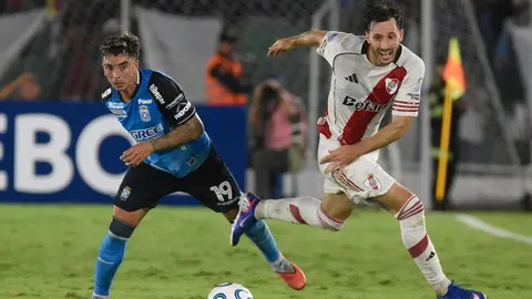 Matias Viña de River disputa el esférico con Matias Abisab de Blooming | AP