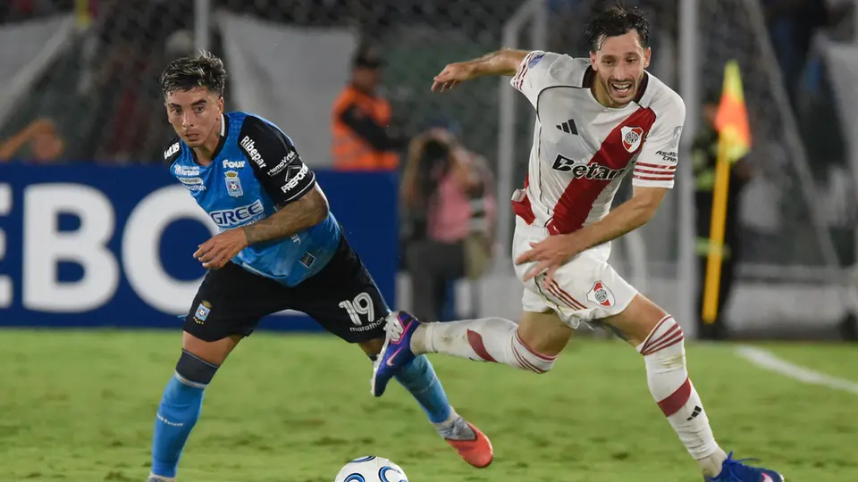 Matias Viña de River disputa el esférico con Matias Abisab de Blooming | AP