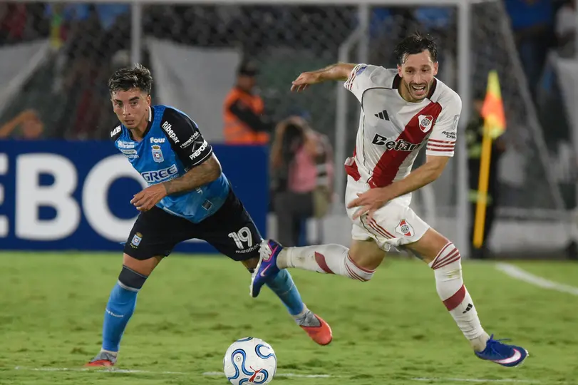 Matias Viña de River disputa el esférico con Matias Abisab de Blooming | AP