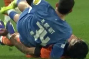 Tensión en Conference League: Jugador del Shakhtar cae noqueado tras fuerte choque