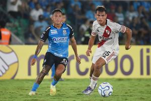 Con 10 hombres desde el inicio, River logra un valioso empate en Bolivia en su vuelta a la Sudamericana