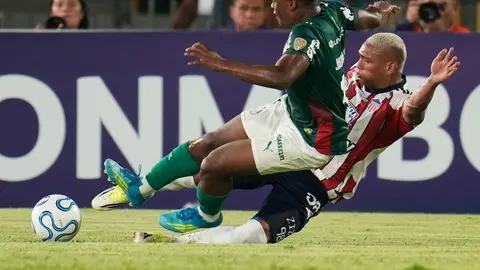 John Arias de Palmeiras disputa el balón con Jermein Peña del Junior | AP