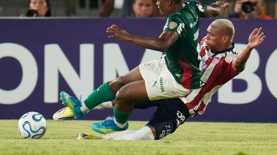 John Arias de Palmeiras disputa el balón con Jermein Peña del Junior | AP