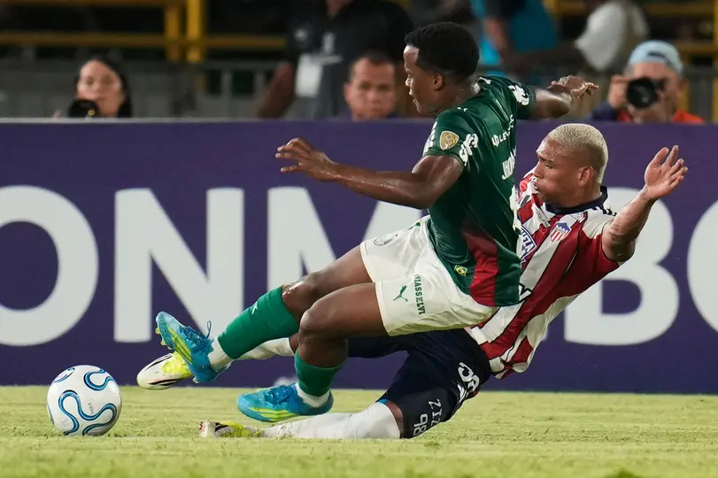 John Arias de Palmeiras disputa el balón con Jermein Peña del Junior | AP