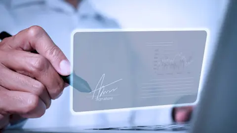 Este archivo digital tiene la misma validez legal que una firma autógrafa. / iStock