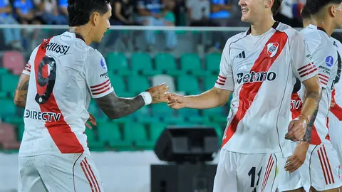 Sebastián Driussi festeja anotación con Facundo Colidio| AP