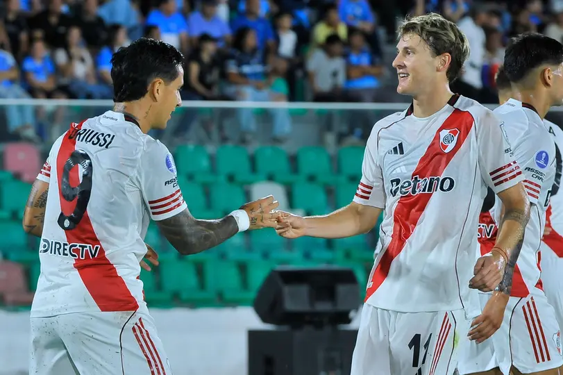 Sebastián Driussi festeja anotación con Facundo Colidio| AP