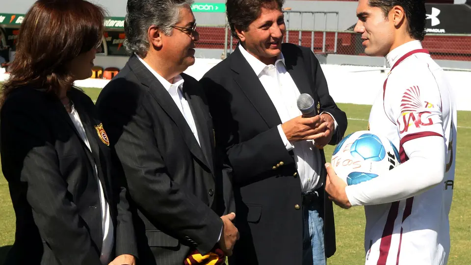 Juan José Frangie hablando con jugadores de Chivas l MEXSPORT