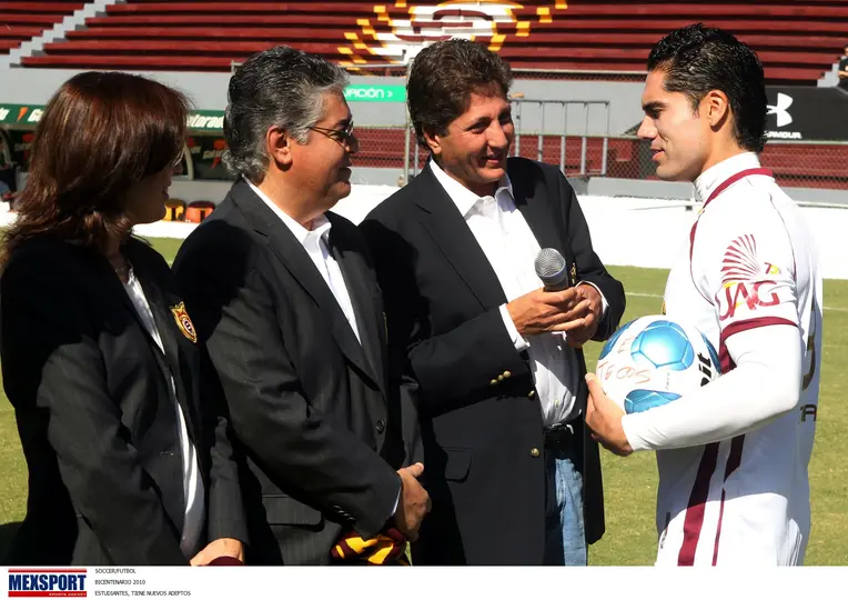 Juan José Frangie hablando con jugadores de Chivas l MEXSPORT