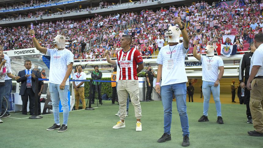 Carlos Salcido en un homenaje previo al partido de Chivas en el Clausura 2023 | IMAGO 7