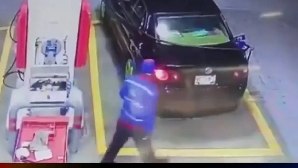VIDEO/ Lady Gasolina: mujer huye sin pagar y deja deuda a despachador