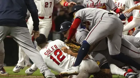 Pelea entre los Angels y los Bravos de Atlanta | AP