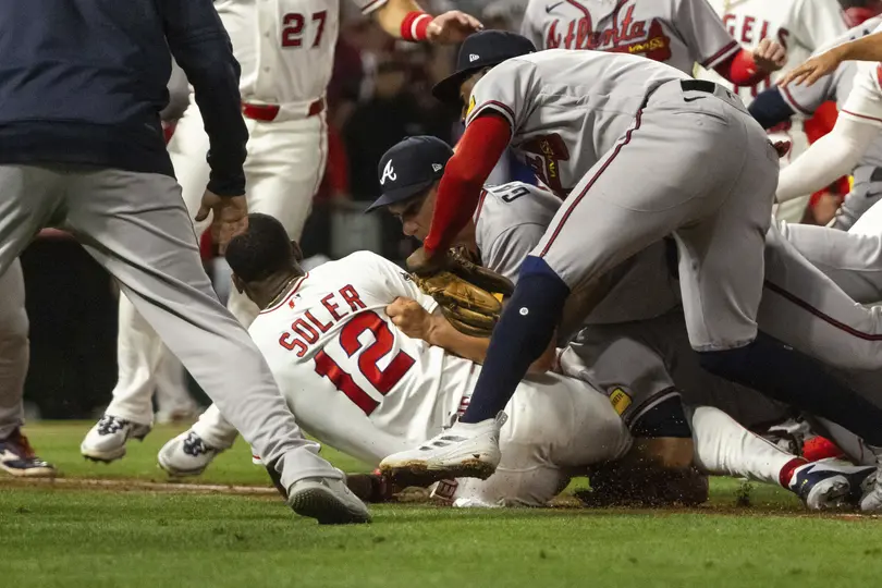 Pelea entre los Angels y los Bravos de Atlanta | AP