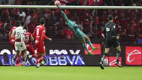El portero del Toluca, Luis Manuel García, hace una atajada espectacular en un duelo contra Atlas I IMAGO7
