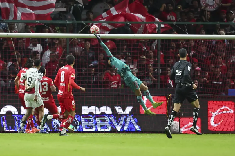 El portero del Toluca, Luis Manuel García, hace una atajada espectacular en un duelo contra Atlas I IMAGO7