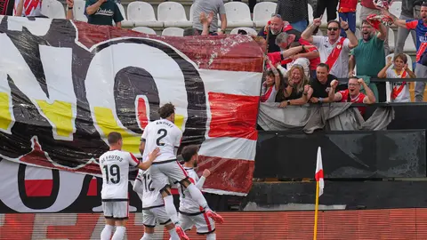Los jugadores celebran después de que Ilias Akhomach, del Rayo Vallecano, anotara el primer gol de su equipo l AP